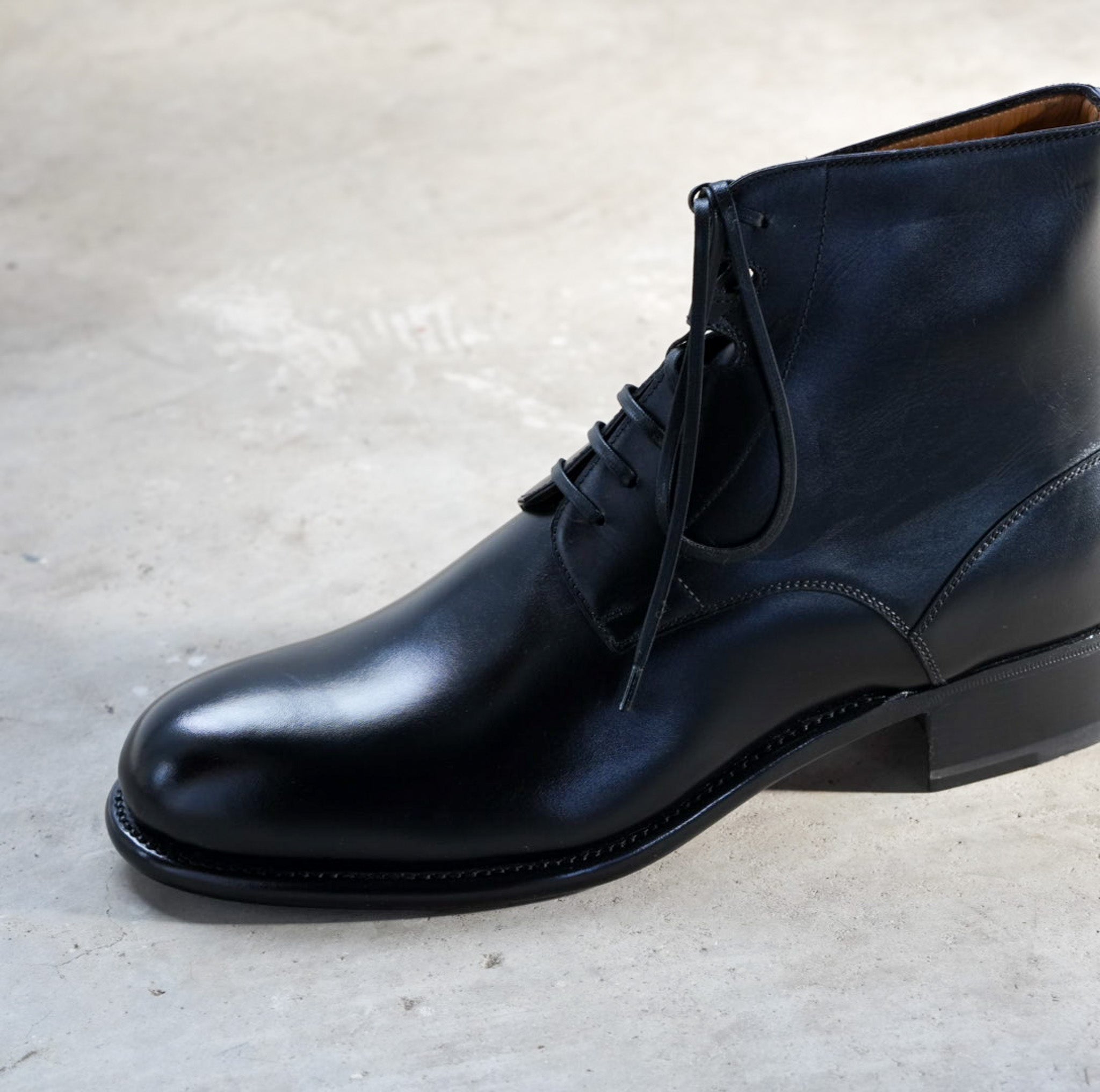 Le Yucca’s 5 eyelet plain toe derby Le Yucca's Plain Toe derby boots | Roxanne